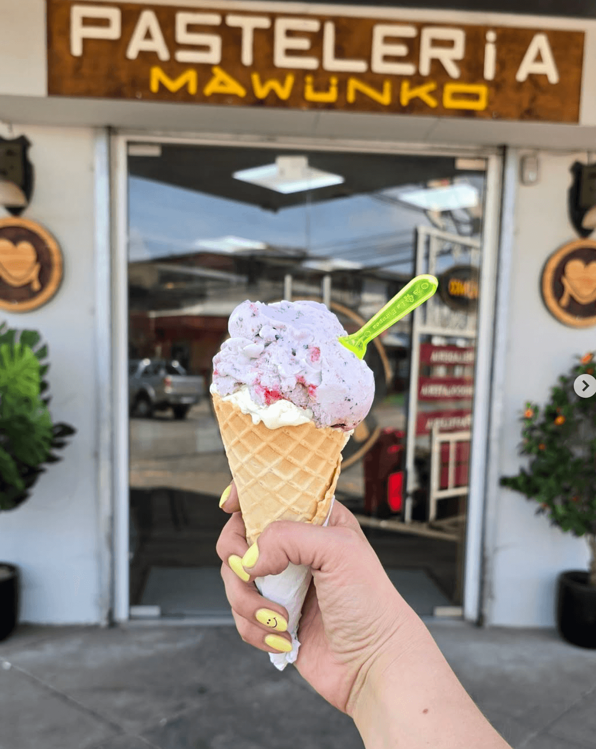 Helado artesanal en cono frente a Mawünko